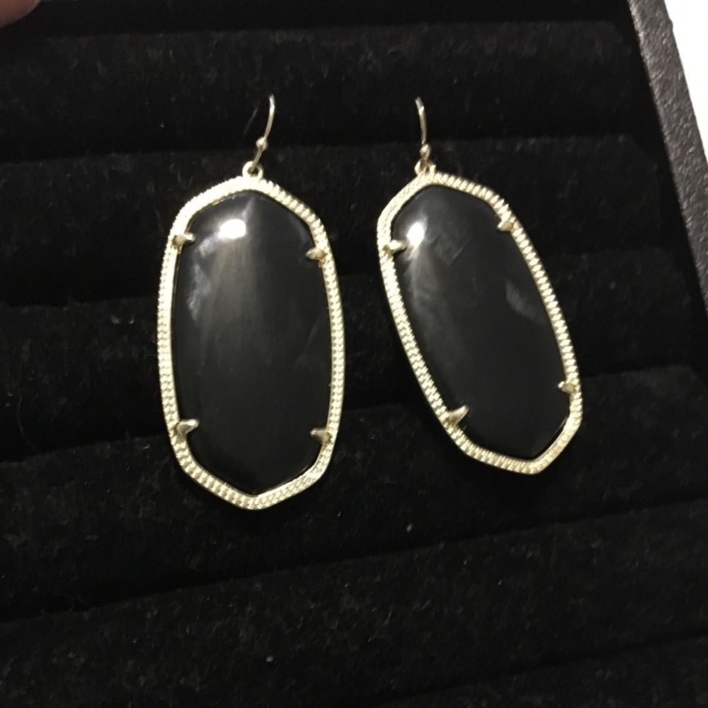 Classic Kendra Scott Black/Gold Danielle Earrings!